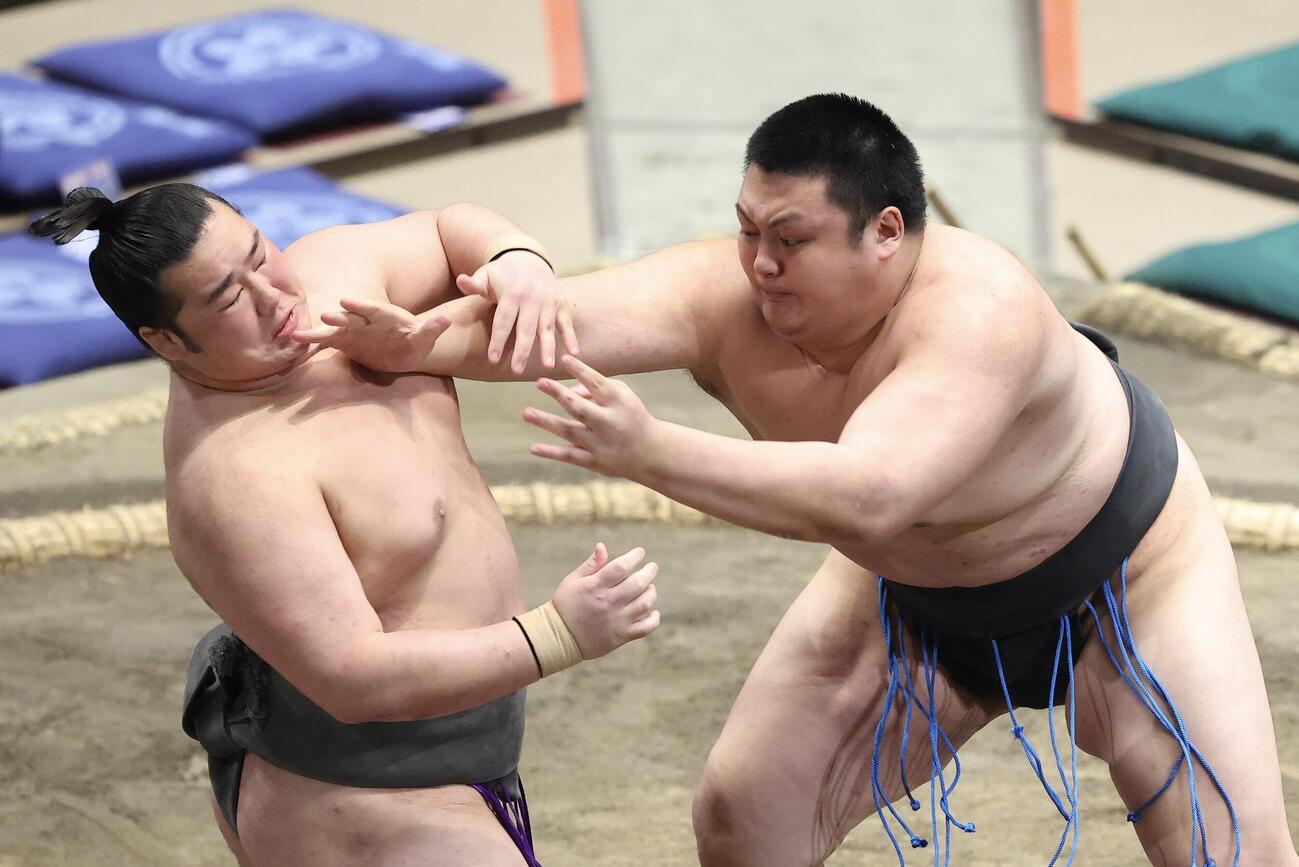 春雷（左）を攻める火雷（撮影・河田真司）