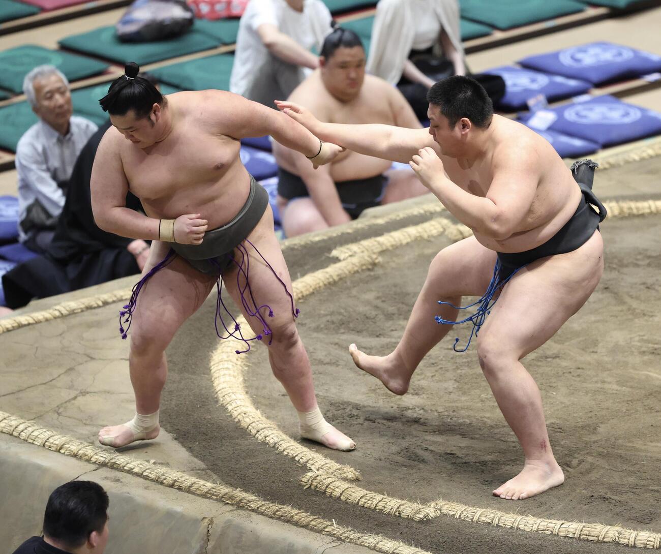 春雷（左）を押し出しで破る火雷（撮影・河田真司）