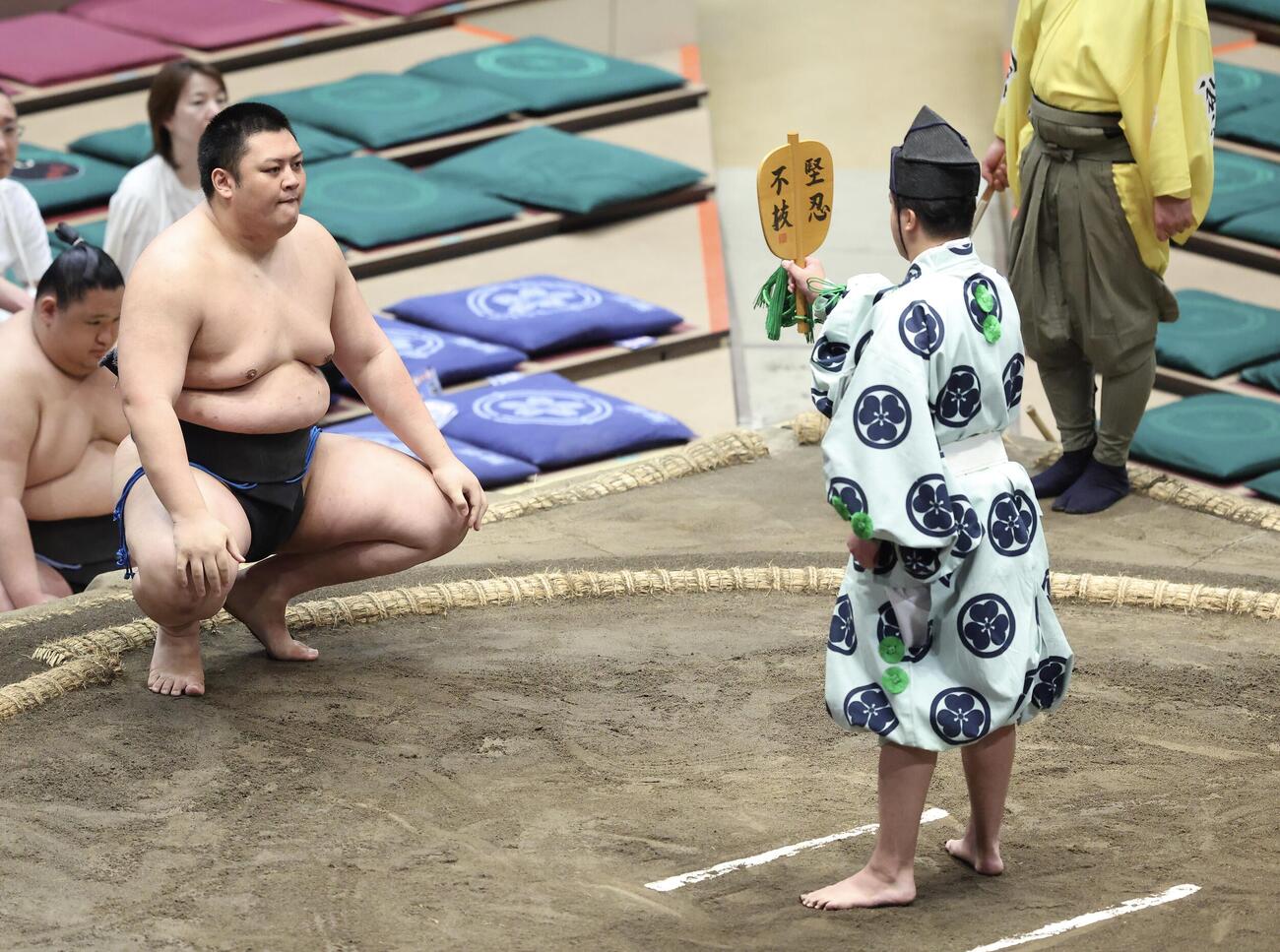 春雷を押し出しで破り勝ち名乗りを受ける火雷（撮影・河田真司）