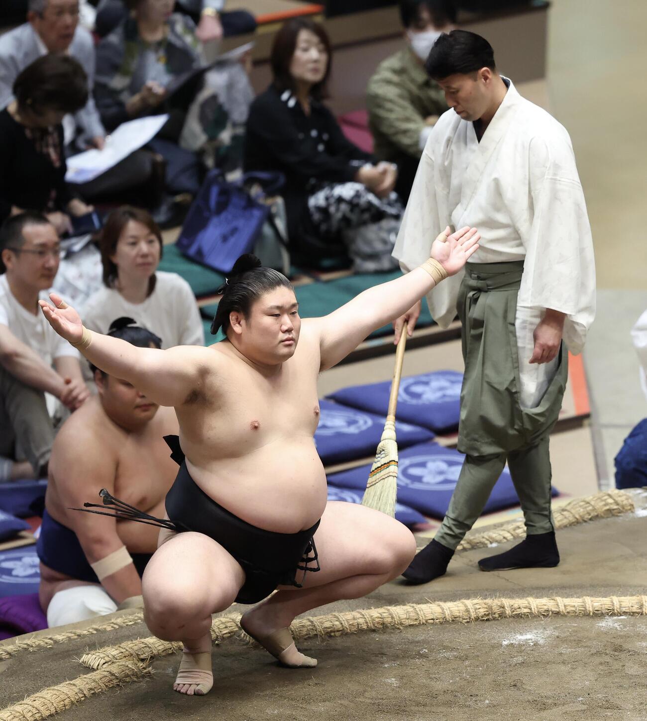 塵手水を切る西ノ龍。右は呼び出し邦夫（撮影・河田真司）