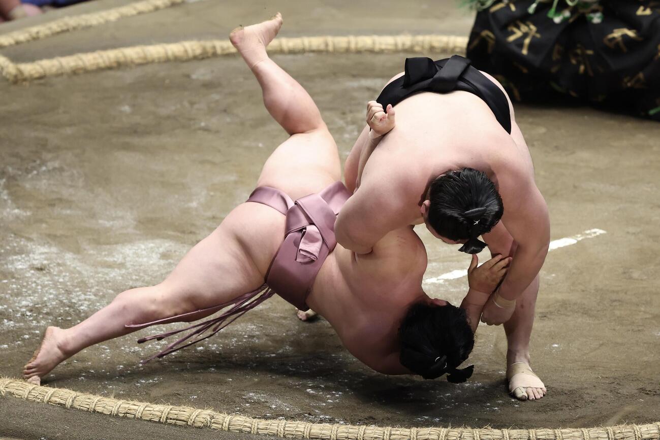 炎鵬（左）は西ノ龍に小手投げで敗れる（撮影・河田真司）