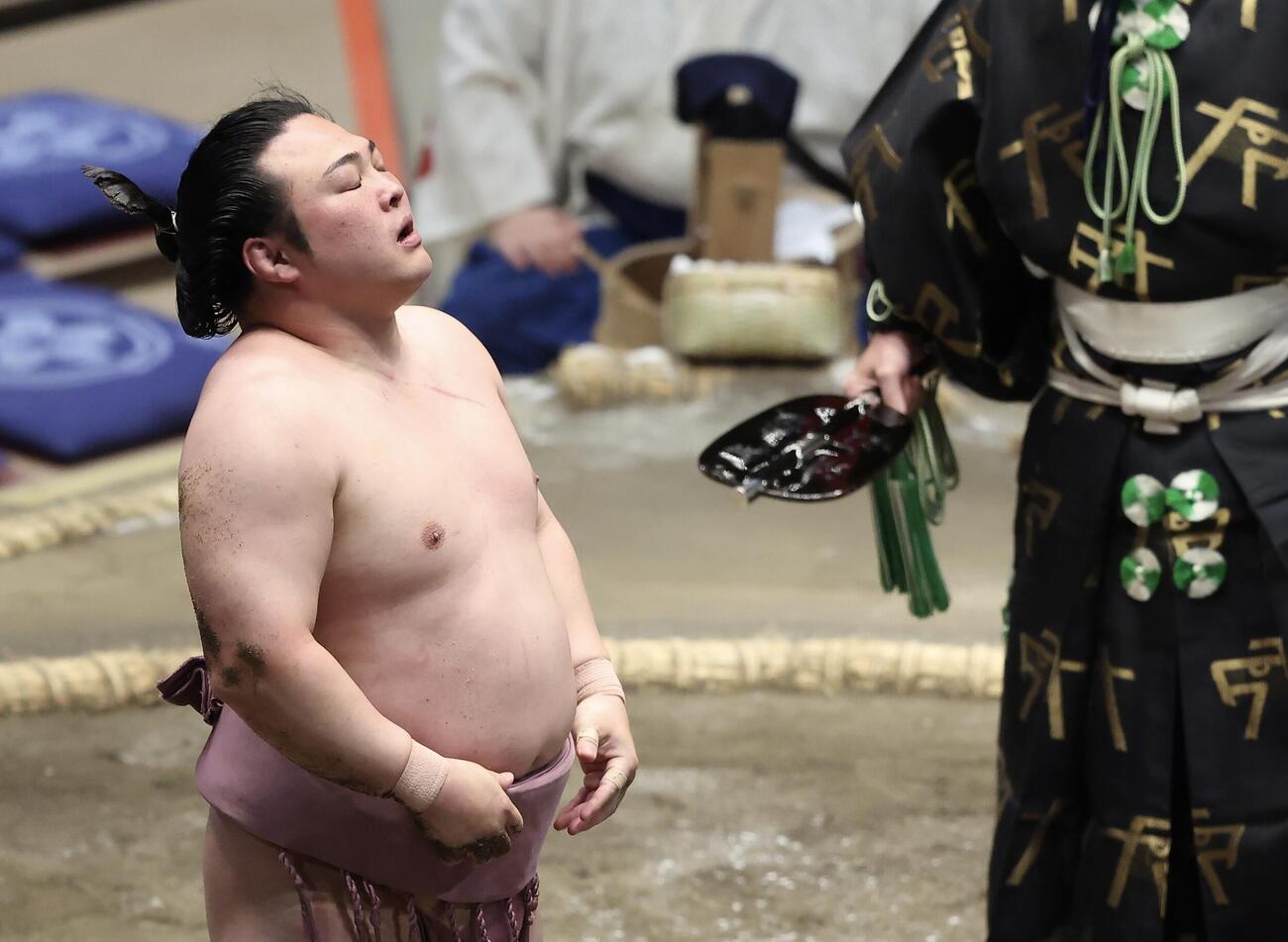 炎鵬は西ノ龍に小手投げで敗れる（撮影・河田真司）