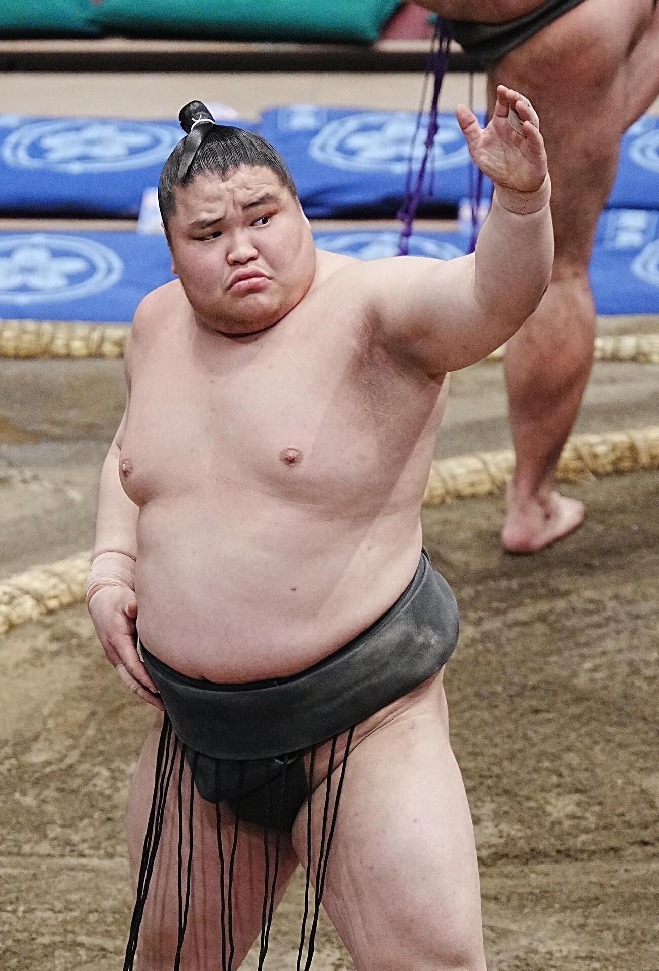 大相撲夏場所7日目　所作を披露する旭富士（5月16日撮影）　