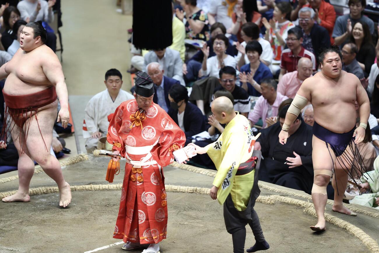 大相撲夏場所　10日目　熱海富士（左）を寄り切りで破る若隆景（撮影・河田真司）
