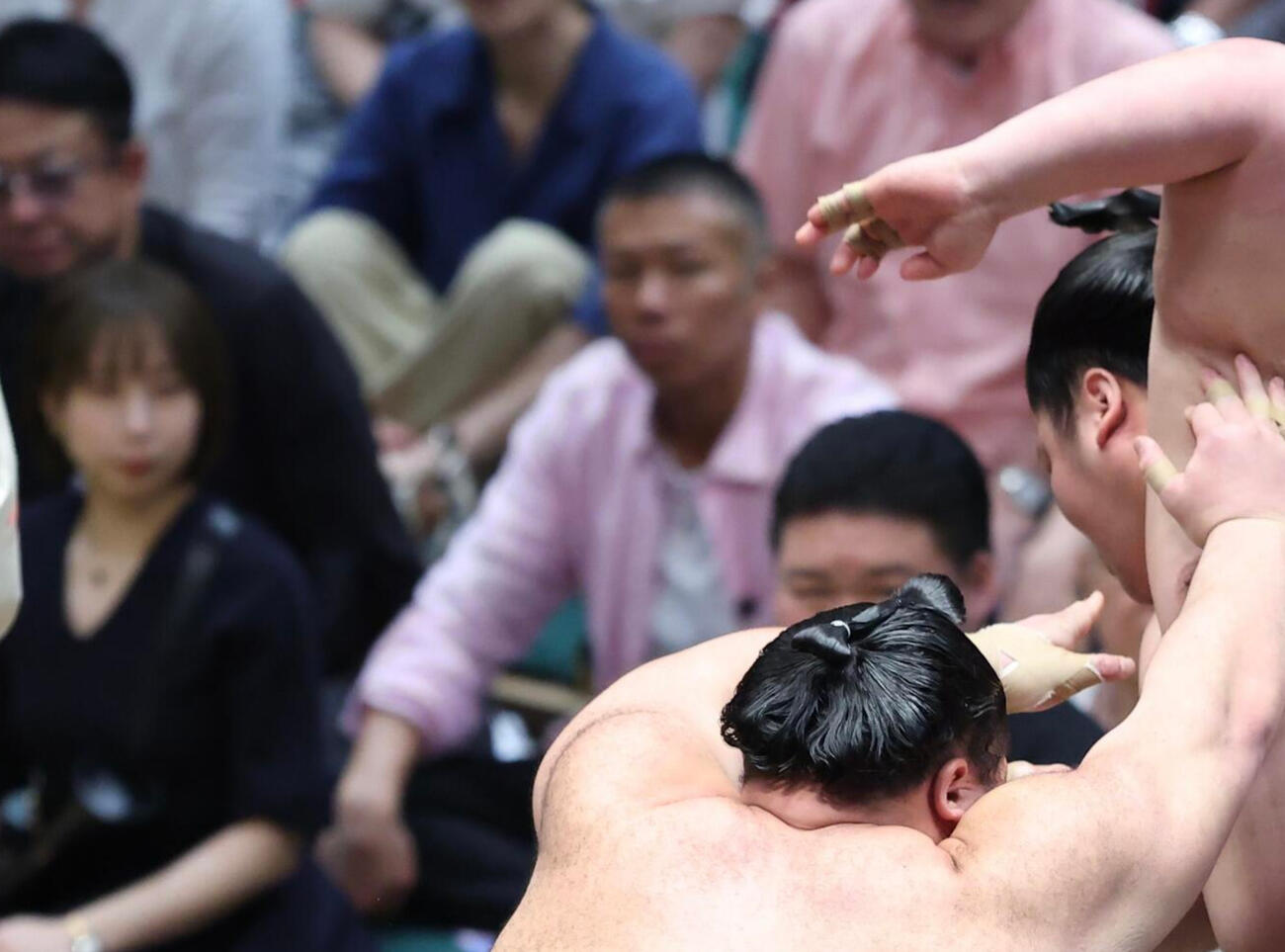 大相撲夏場所　10日目　朝乃山（左）は藤青雲を押し出しで破る（撮影・河田真司）
