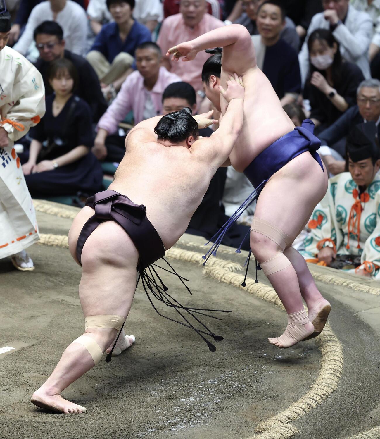 大相撲夏場所　10日目　朝乃山（左）は藤青雲を押し出しで破る（撮影・河田真司）＝2026年5月19日