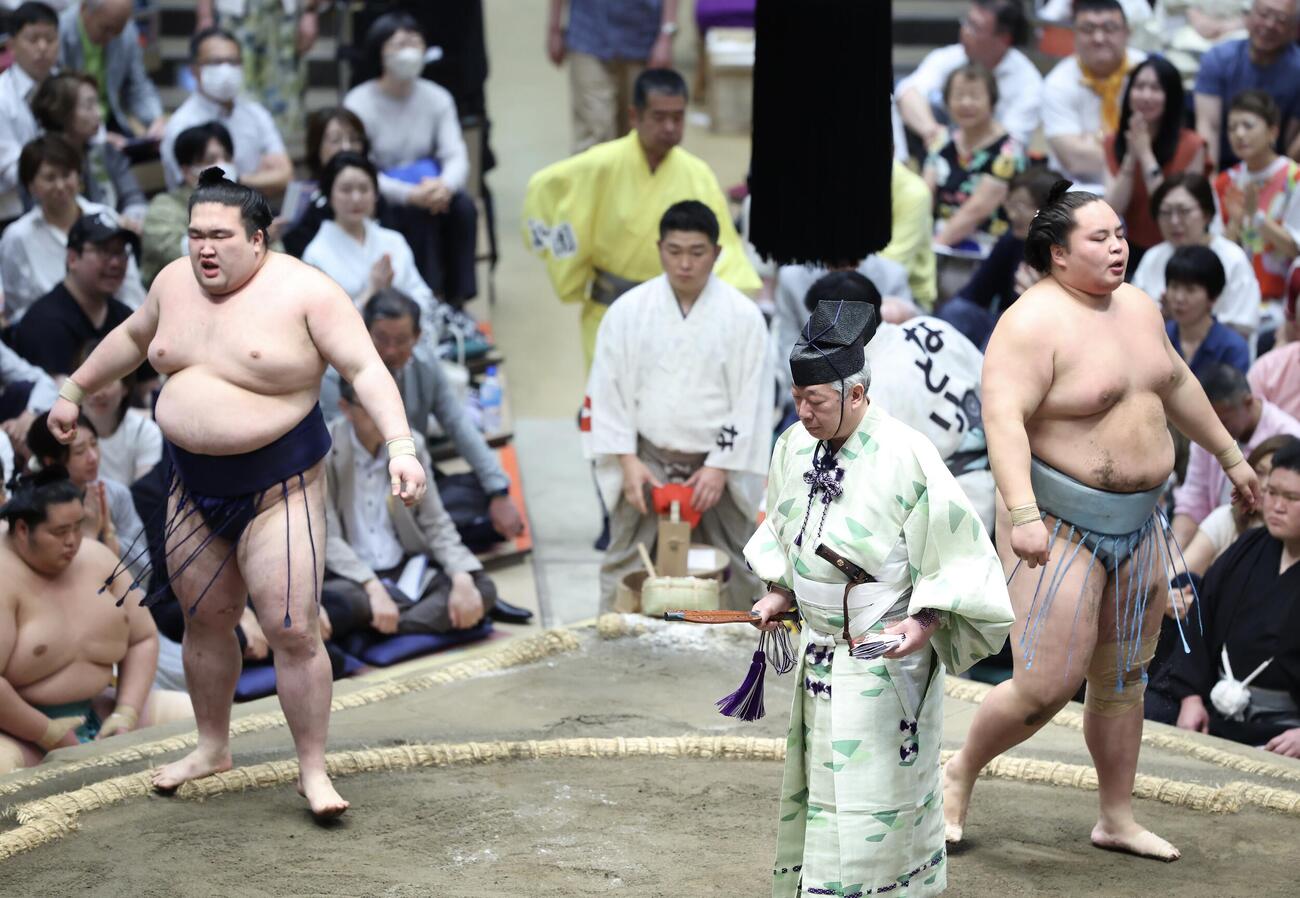 大相撲夏場所　10日目　豪ノ山（左）は琴勝峰を引き落としで破る（撮影・河田真司）