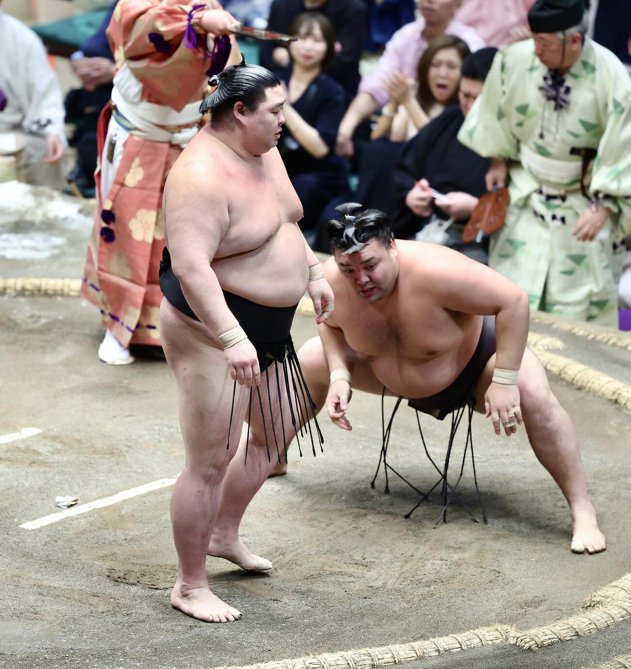 大相撲夏場所　10日目　正代（左）は霧島をはたき込みで破る（撮影・河田真司）
