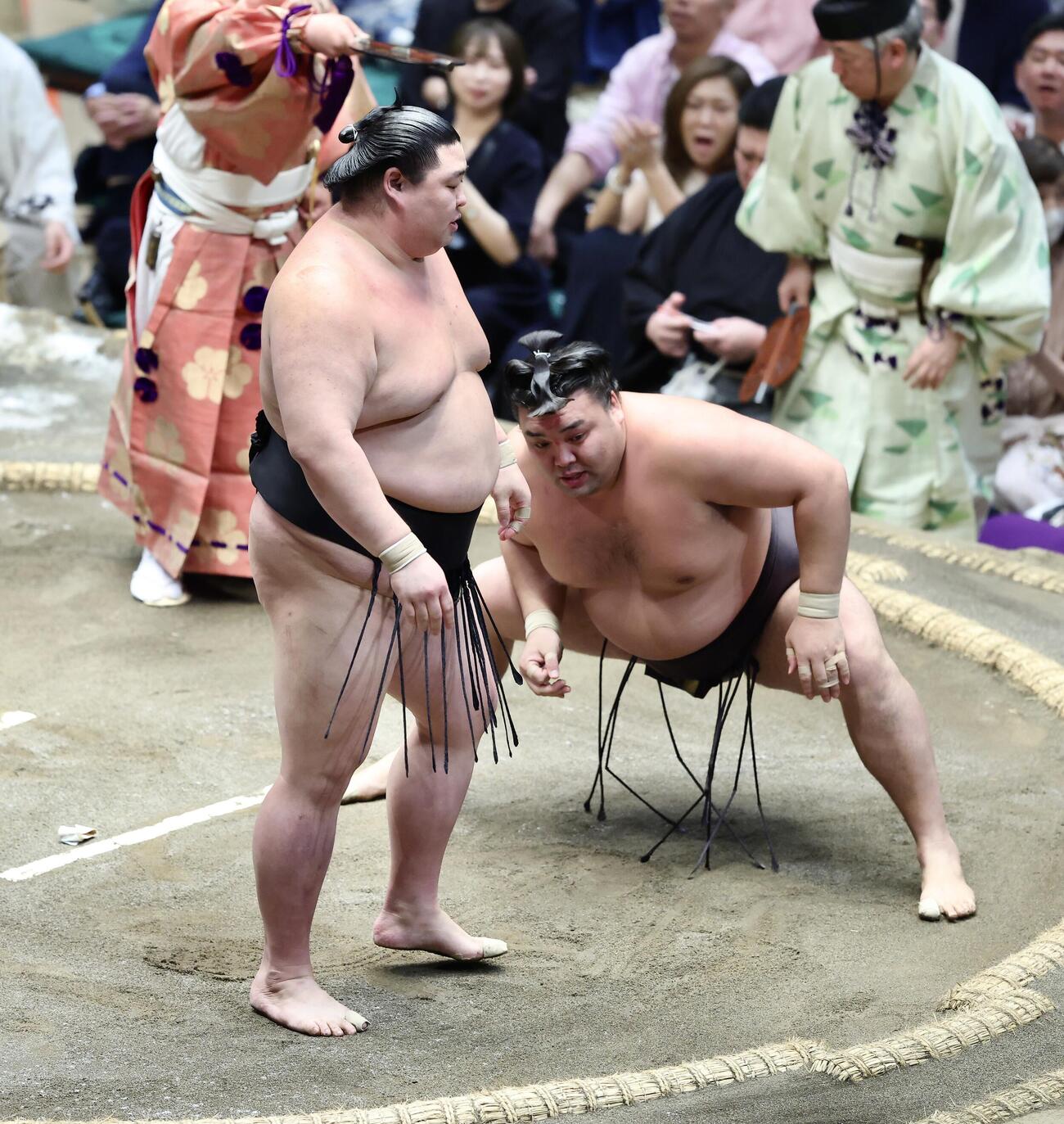 大相撲夏場所　10日目　正代（左）は霧島をはたき込みで破る（撮影・河田真司）＝2026年5月19日
