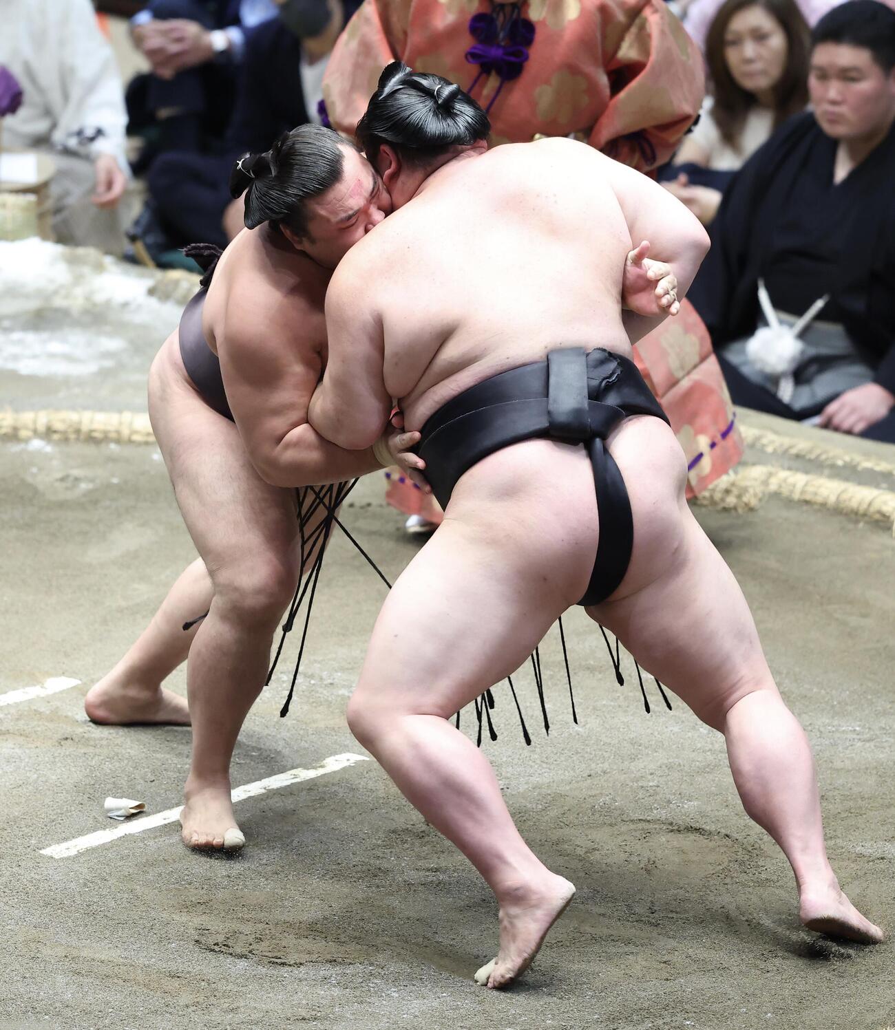 大相撲夏場所　10日目　激しくぶつかり合う霧島（左）と正代（撮影・河田真司）＝2026年5月19日