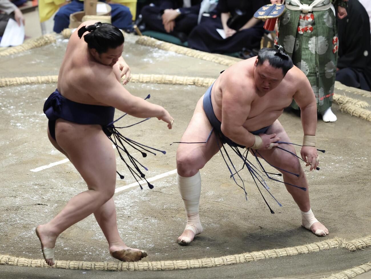 大相撲夏場所　10日目　朝白龍（左）を押し出しで破る玉鷲（撮影・河田真司）