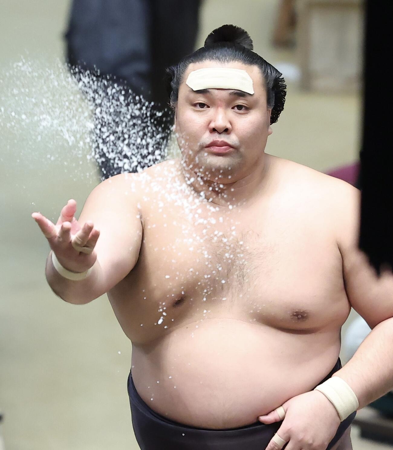 大相撲夏場所　10日目　塩をまく霧島（撮影・河田真司）