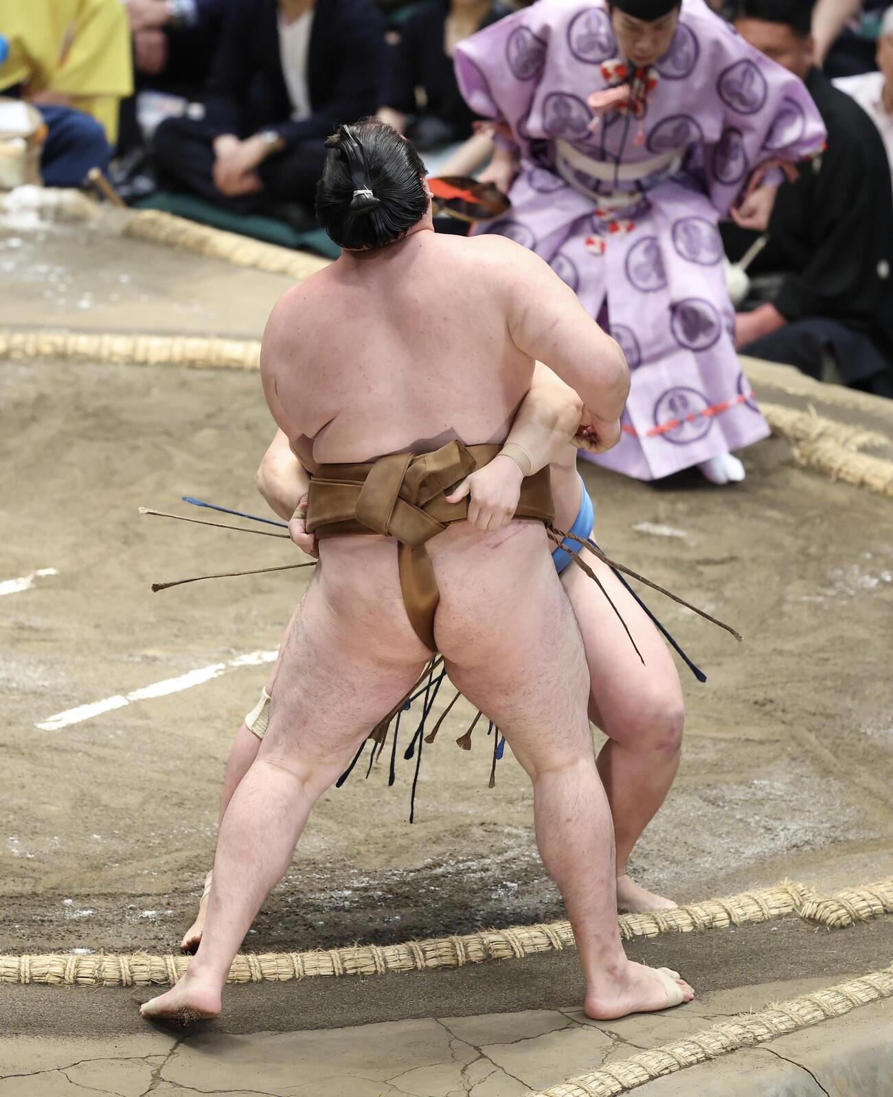 大相撲夏場所　10日目　琴栄峰（奥）に寄り切りで敗れる竜雷（撮影・河田真司）