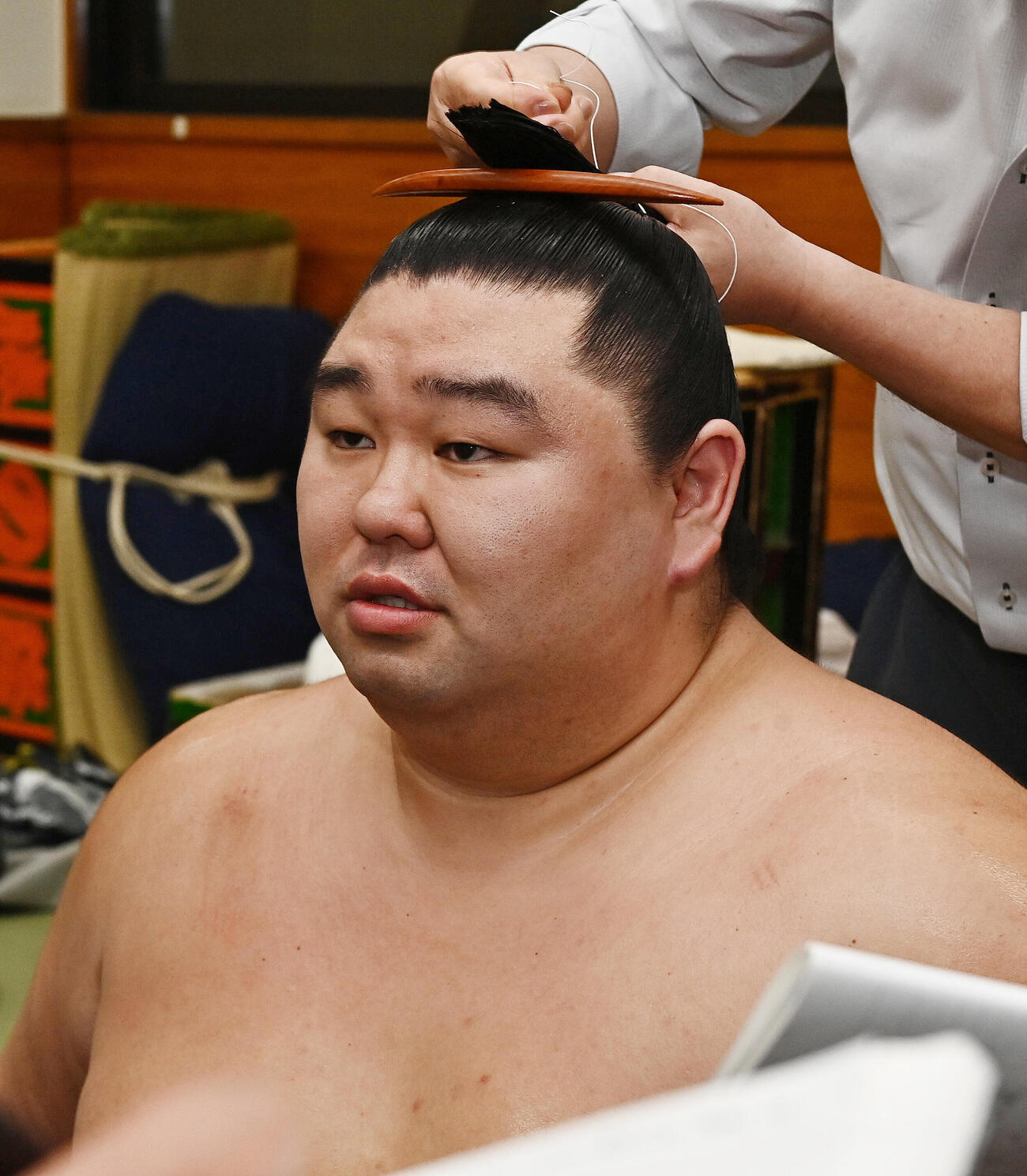 大相撲夏場所　10日目　支度部屋でまげを結う正代