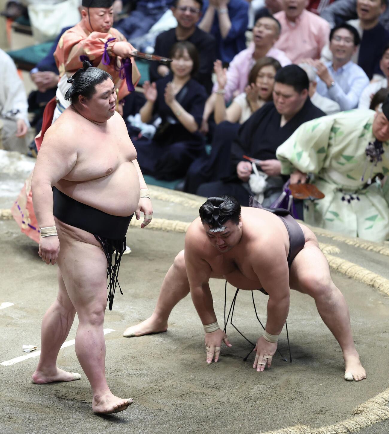 大相撲夏場所　10日目　正代（左）は霧島をはたき込みで破る（撮影・河田真司）＝2026年5月19日