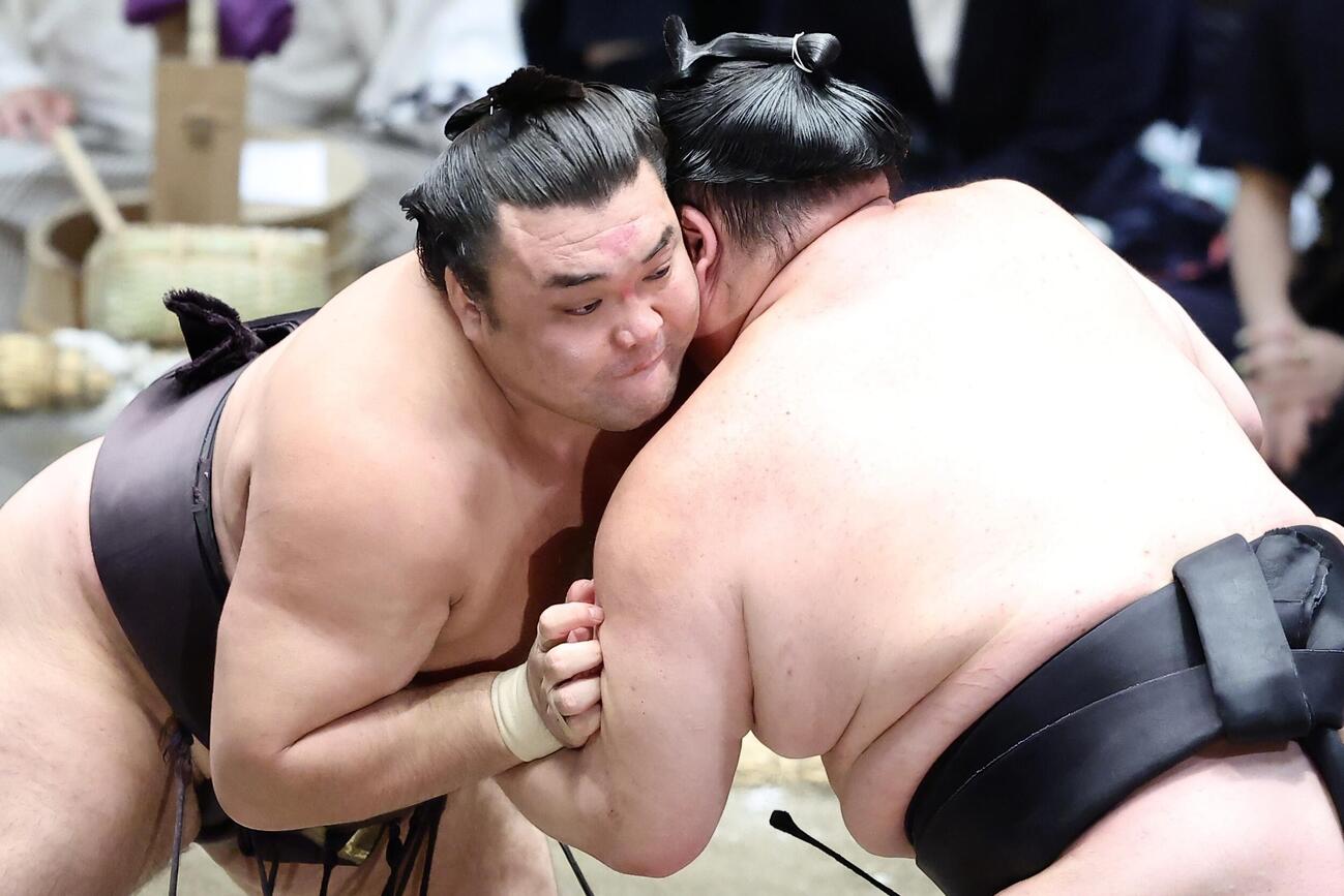 大相撲夏場所　10日目　激しくぶつかり合う霧島（左）と正代（撮影・河田真司）＝2026年5月19日