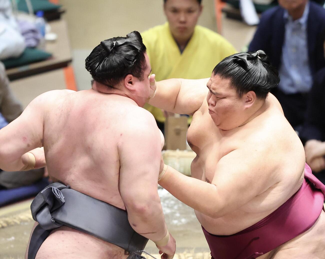 大相撲夏場所　10日目　金峰山（左）を攻める御嶽海（撮影・河田真司）