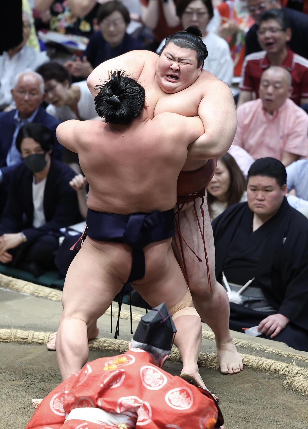 大相撲夏場所　10日目　若隆景（左）は熱海富士を寄り切りで破る（撮影・河田真司）＝2026年5月19日