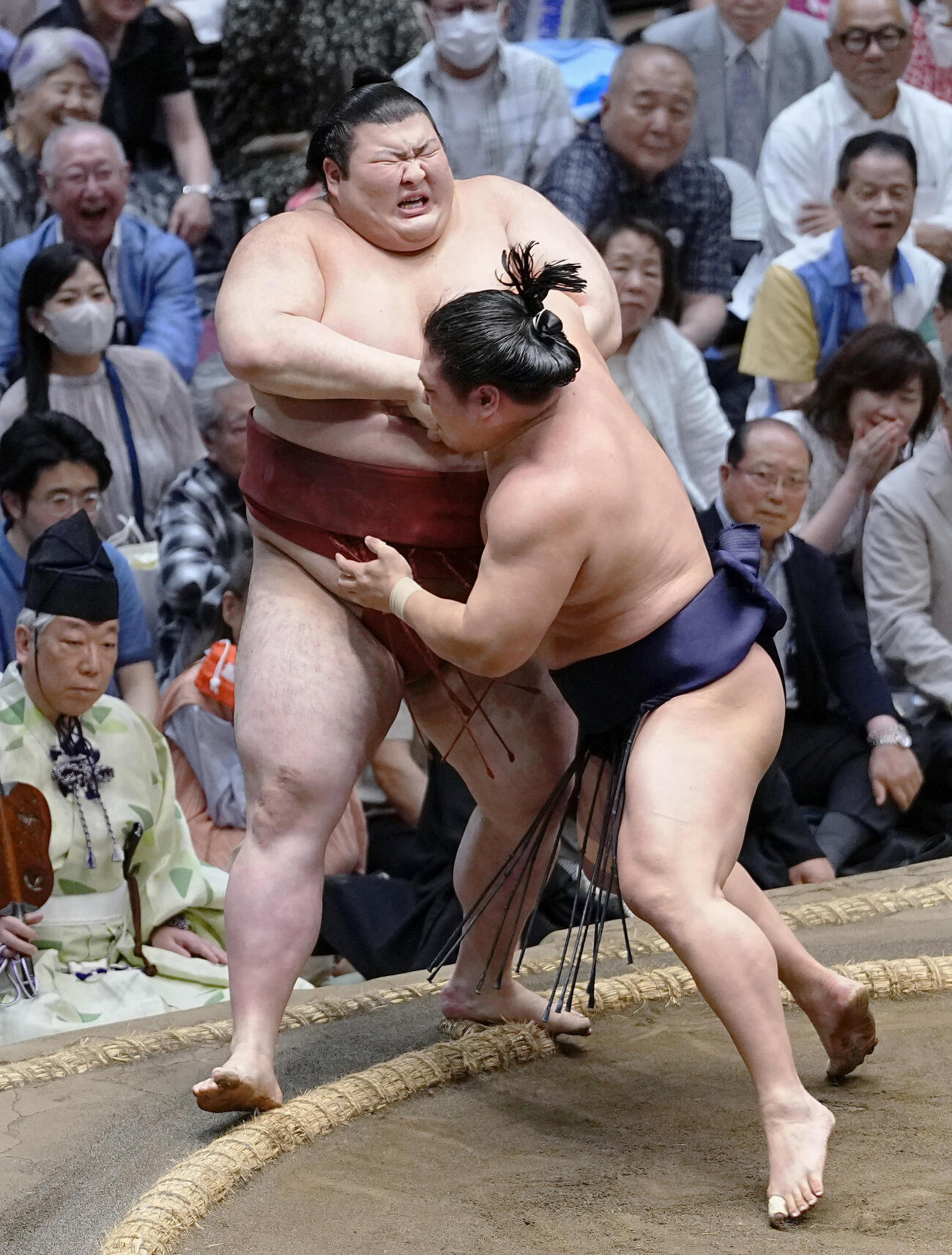 若隆景（手前）に寄り切りで敗れた熱海富士＝両国国技館