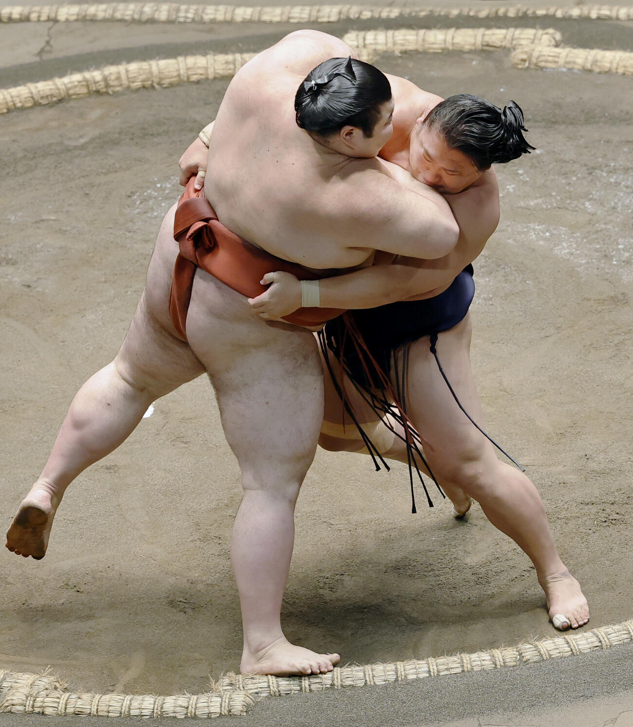若隆景（右）が寄り切りで熱海富士を破る