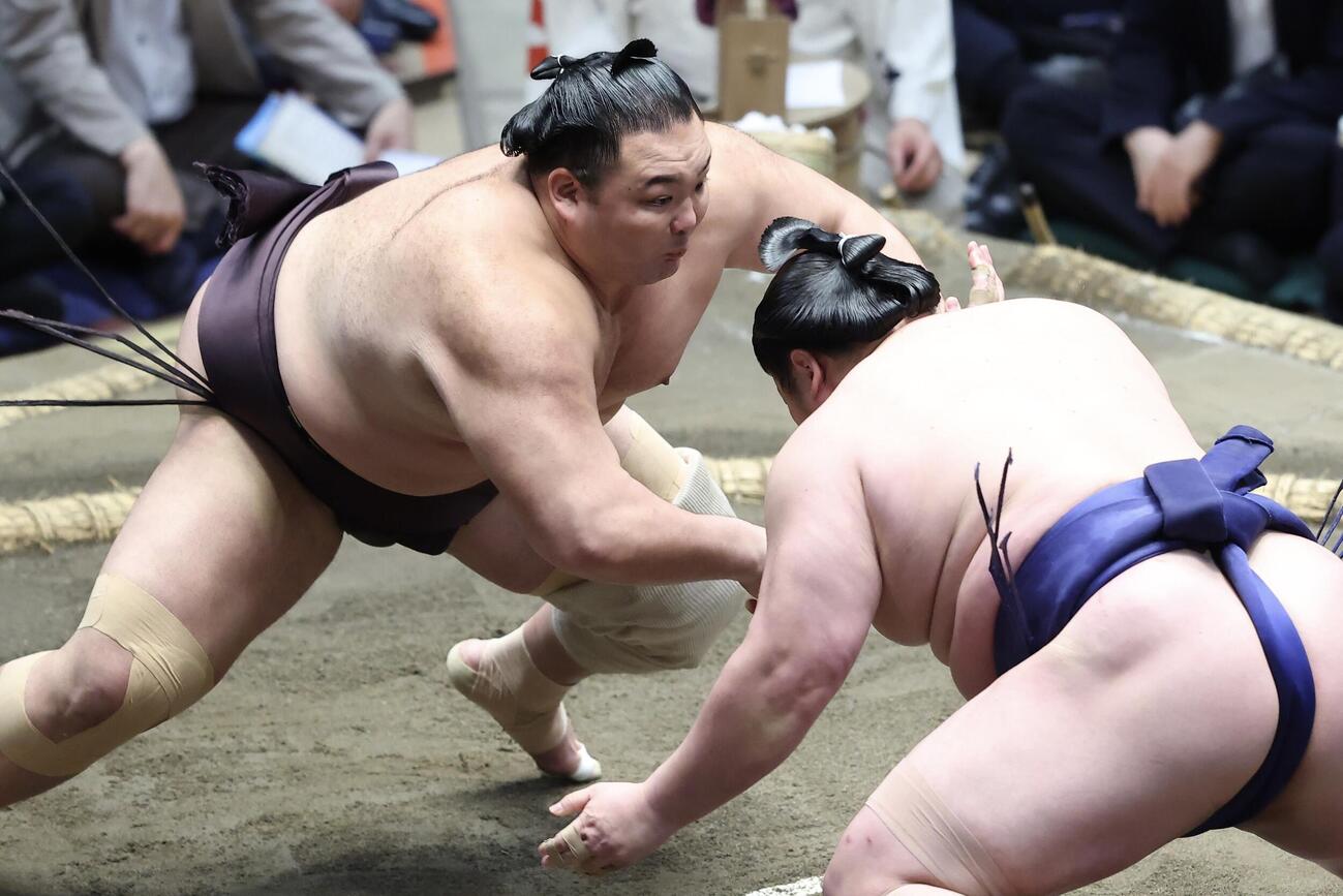 大相撲夏場所　10日目　朝乃山（左）は藤青雲と激しく立ち合う（撮影・河田真司）＝2026年5月19日