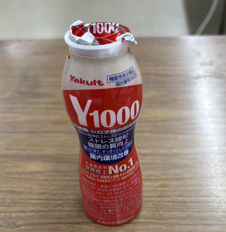 幕内土俵入りの直前、記者クラブにふらっと入った玉鷲が飲んだヤクルト1000