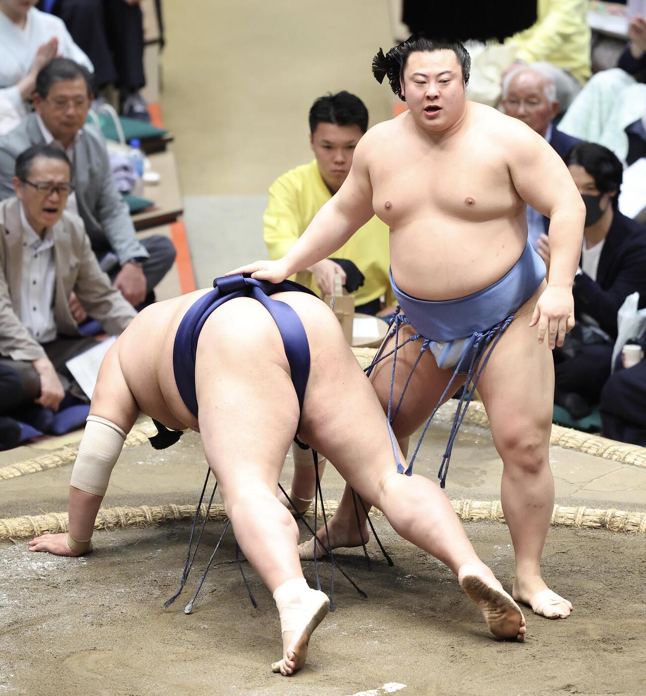 阿炎（左）を突き落としで破る翔猿（撮影・河田真司）