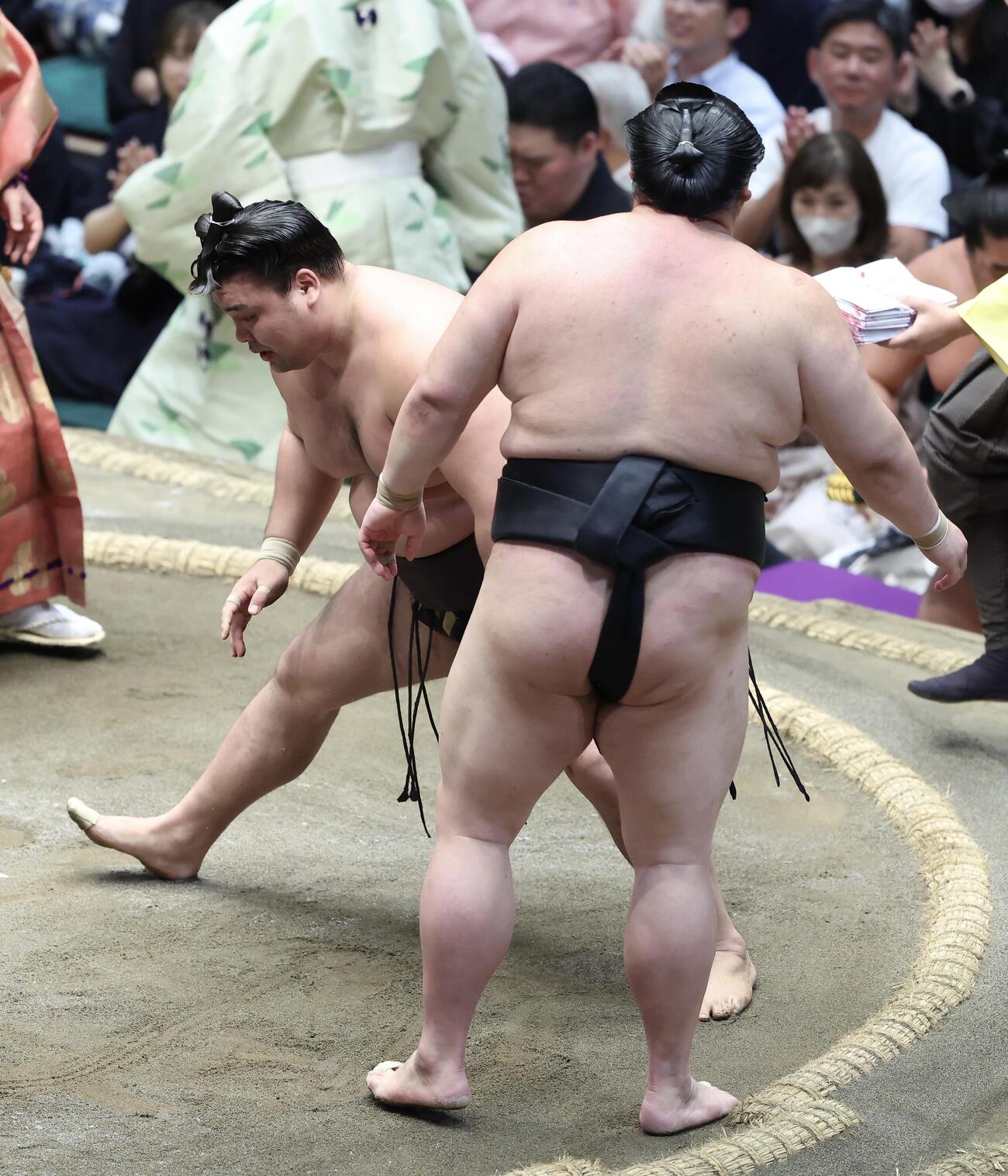 正代（手前）にはたき込みで敗れる霧島（撮影・河田真司）