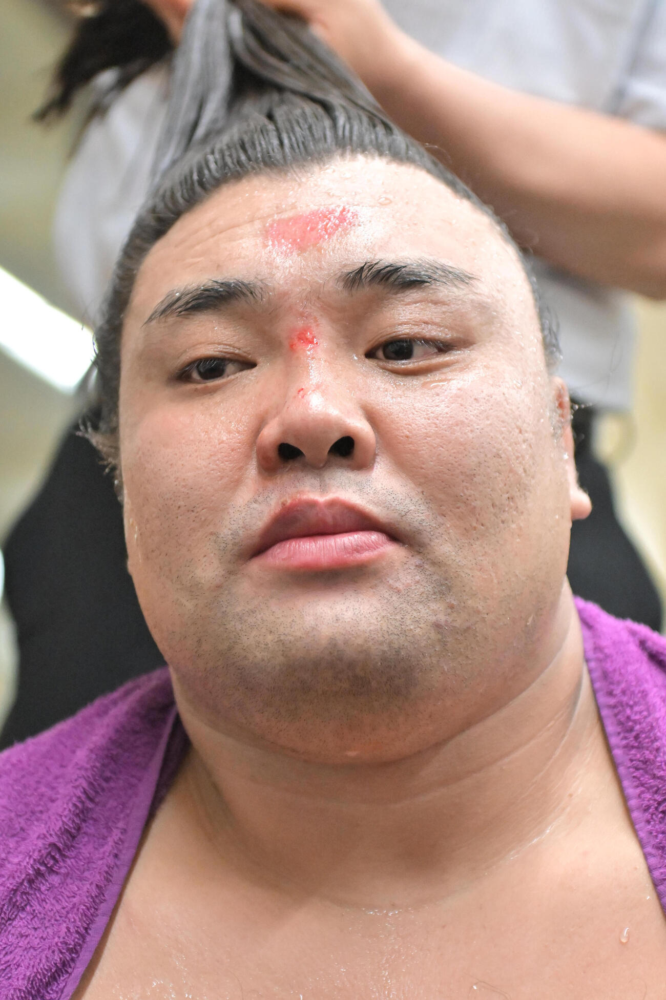 大相撲夏場所　10日目　支度部屋でまげを結う霧島