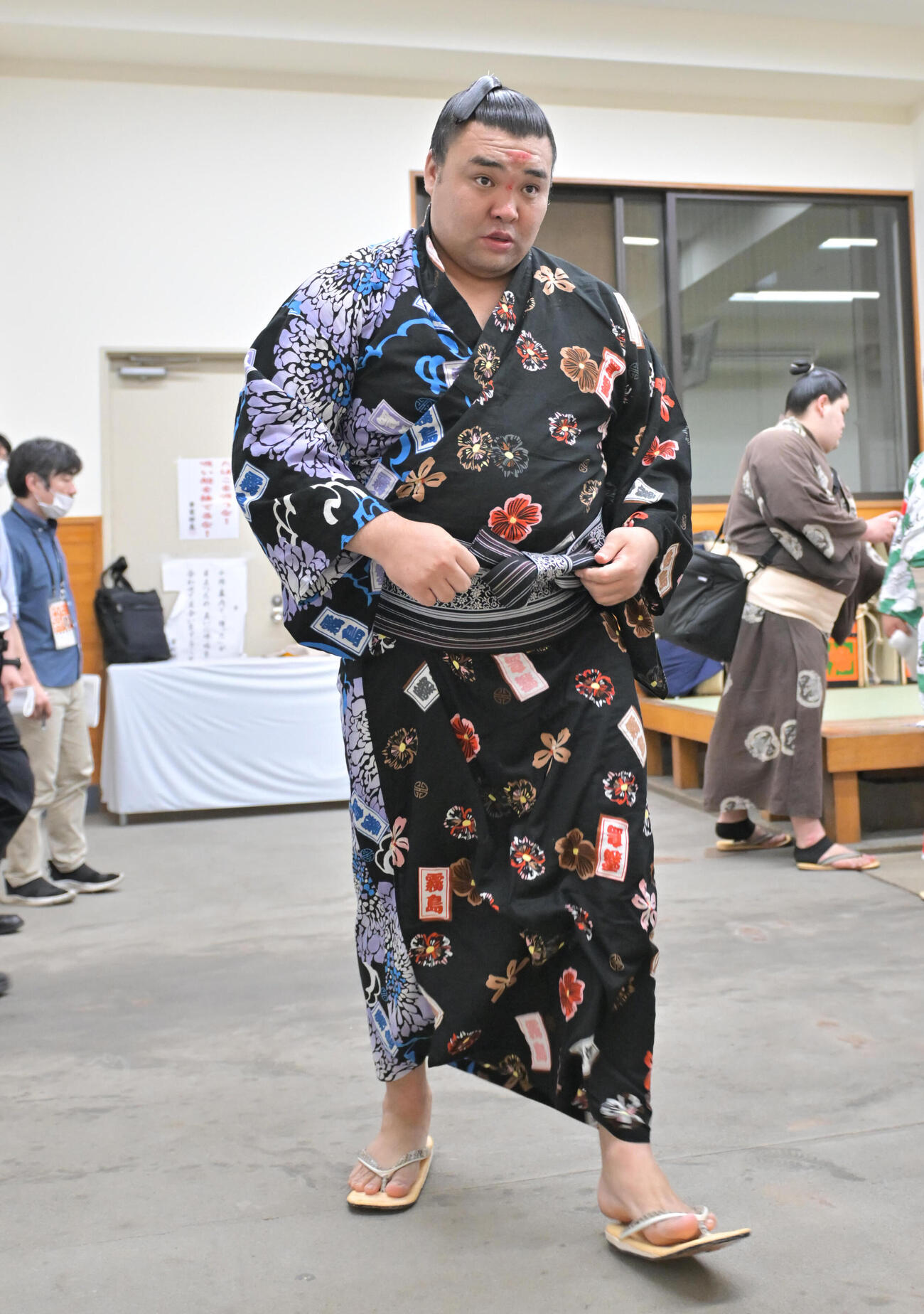 大相撲夏場所　10日目　支度部屋から引き揚げる霧島