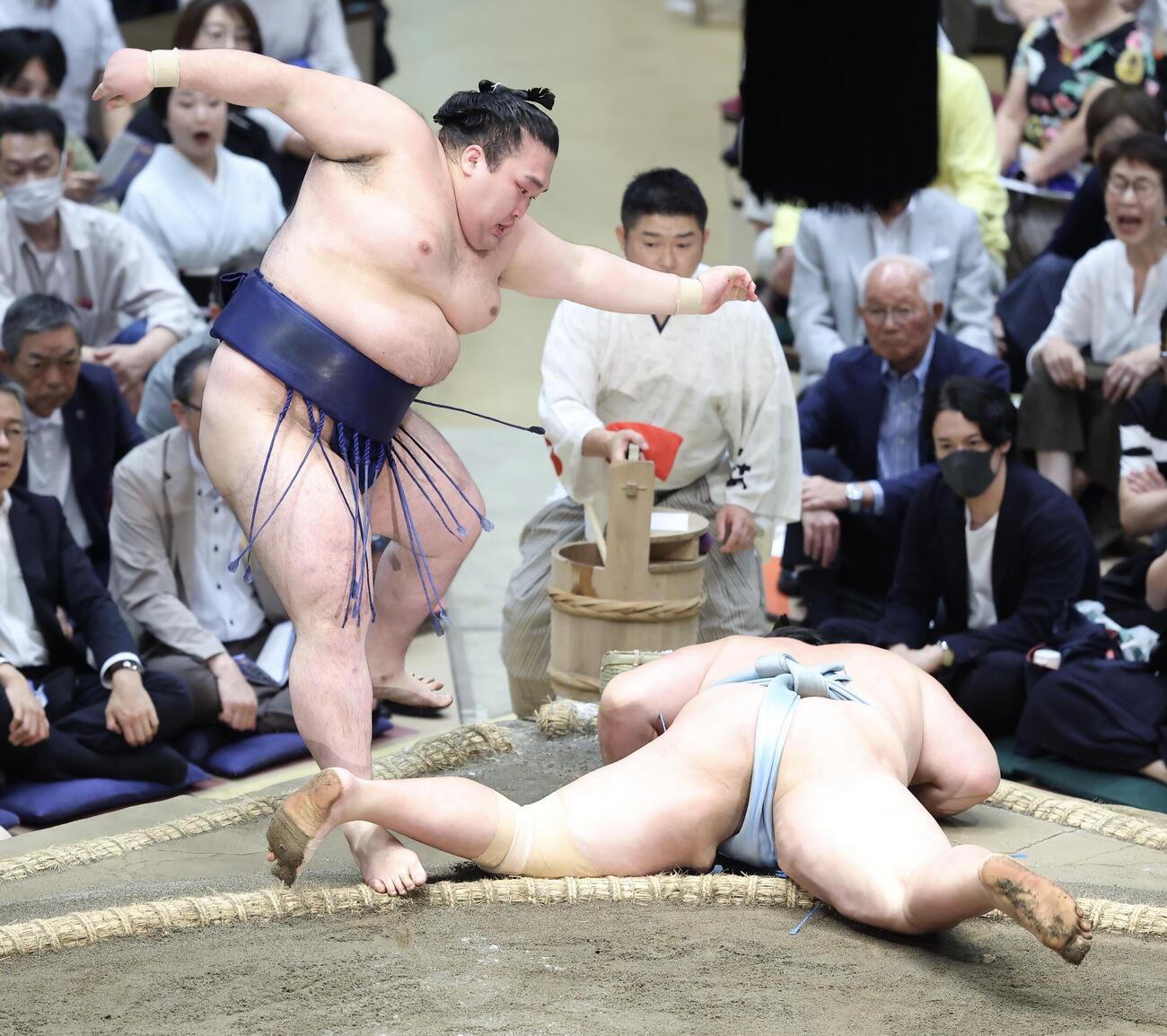 大相撲夏場所　10日目　豪ノ山（左）は琴勝峰を引き落としで破る（撮影・河田真司）＝2026年5月19日
