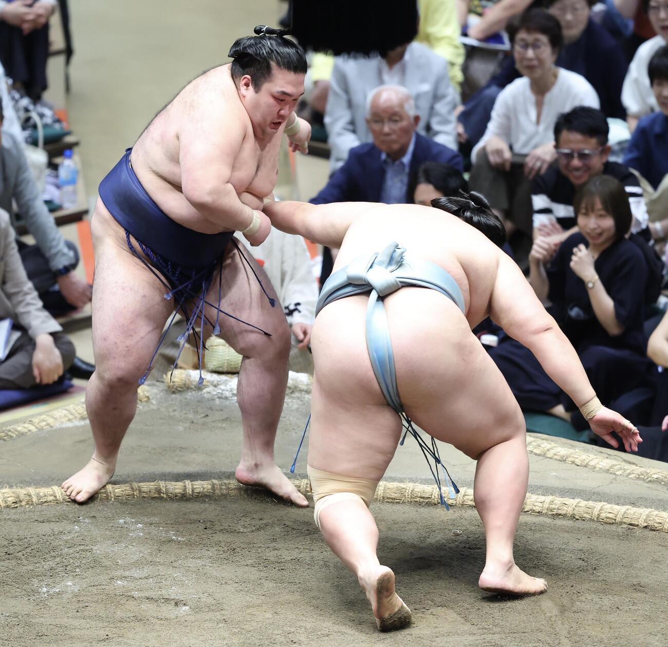 豪ノ山（左）は琴勝峰を引き落としで破る（撮影・河田真司）
