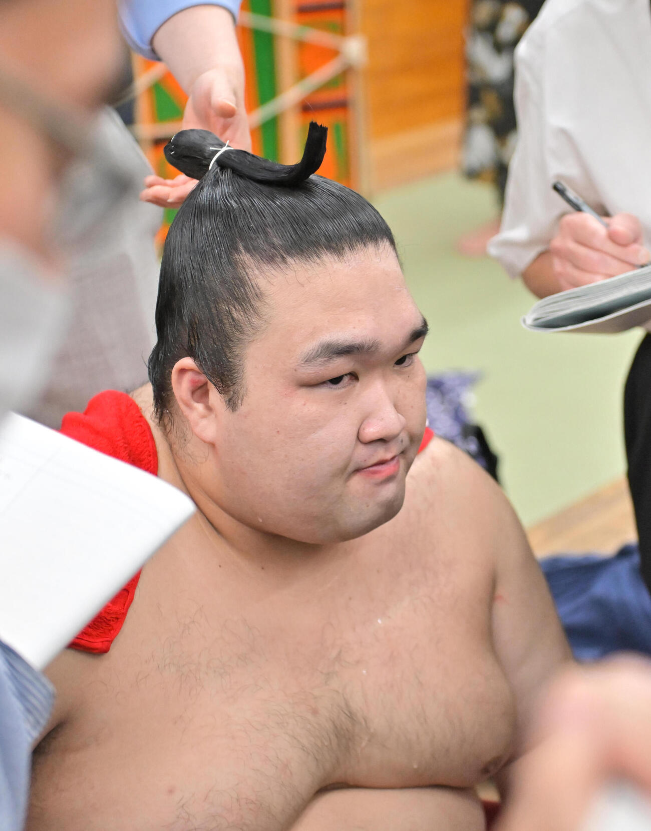 大相撲夏場所　10日目　支度部屋でまげを結う豪ノ山