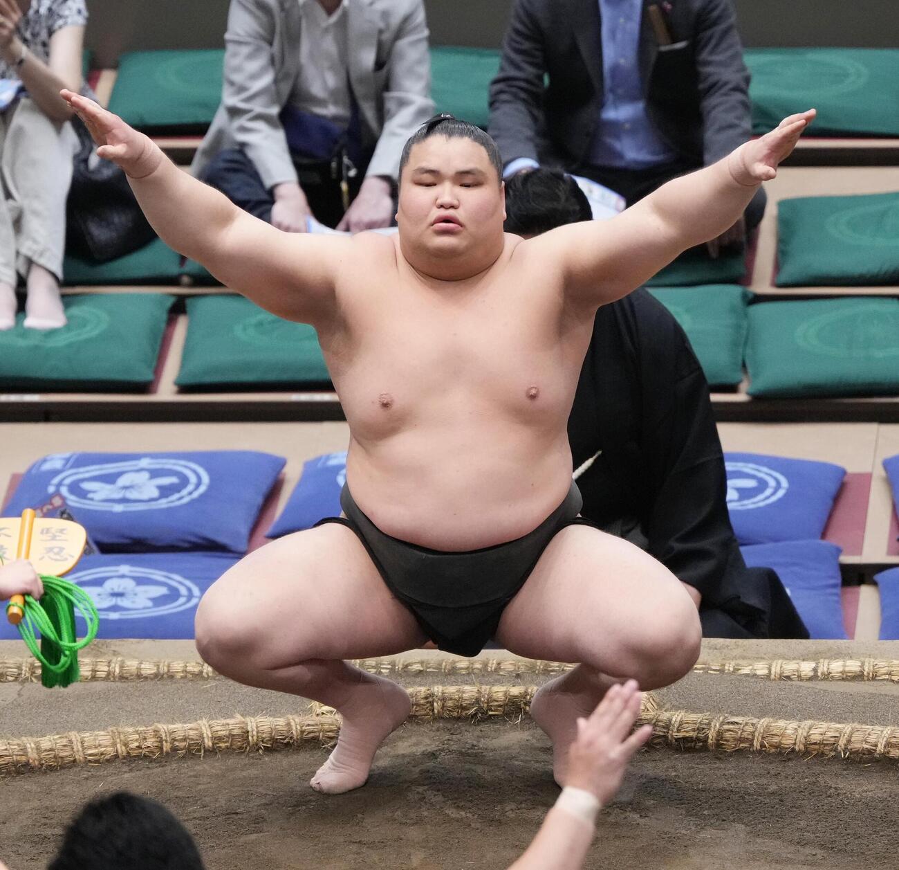 大相撲夏場所11日目　塵手水（ちりちょうず）を切る旭富士（撮影・小沢裕）