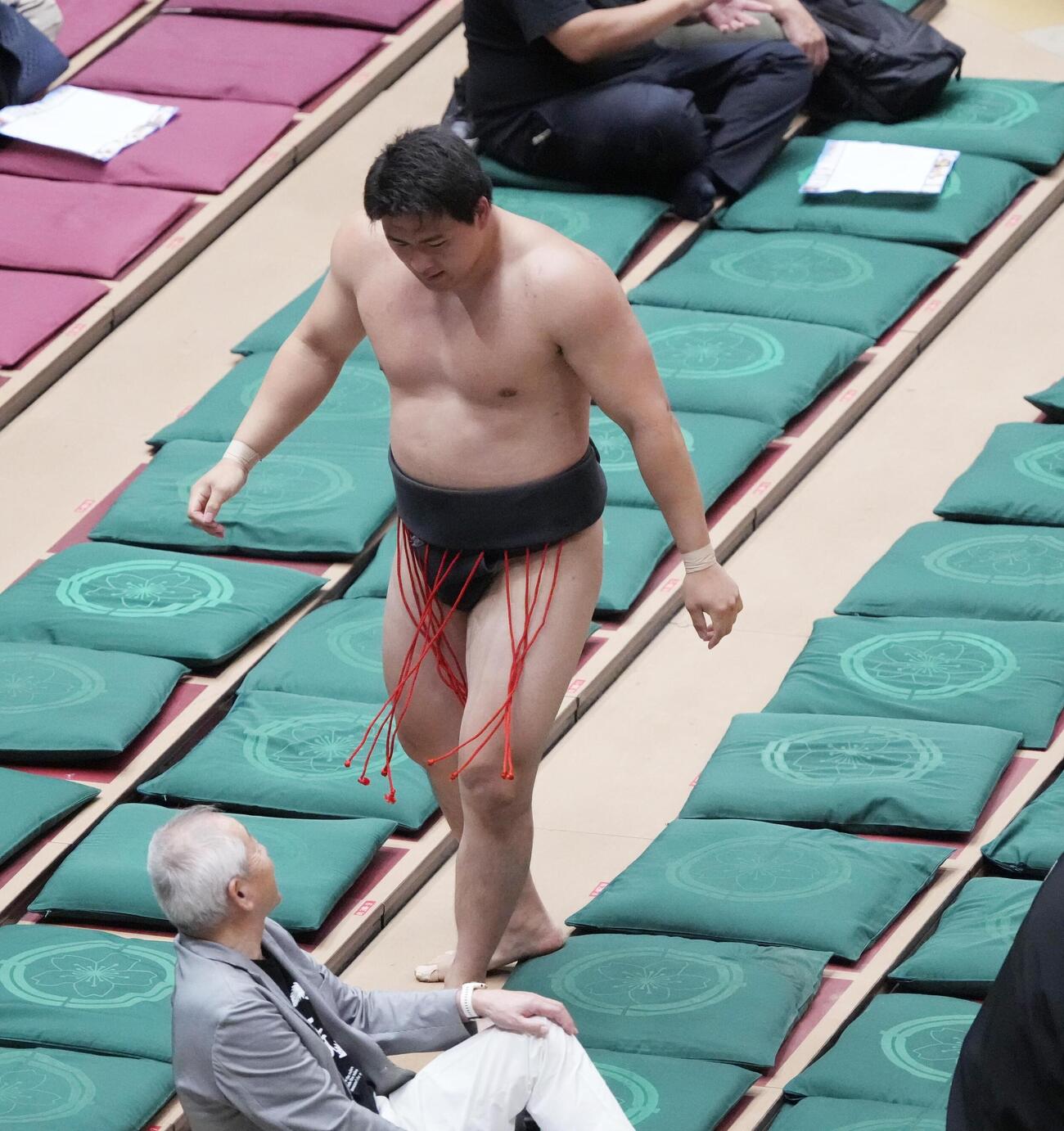 大相撲夏場所11日目　三段目の旭富士に敗れた幕下付け出しの大森（撮影・小沢裕）