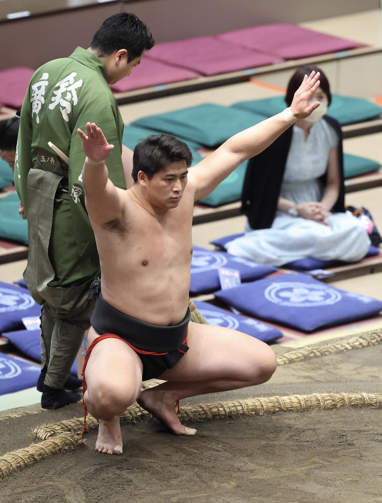 大相撲夏場所　11日目　塵手水を切る大森（撮影・河田真司）