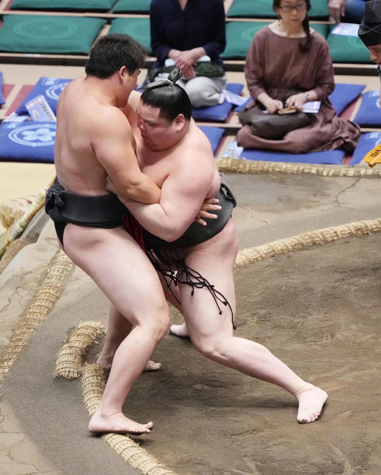 大相撲夏場所11日目　三段目の旭富士（右）は幕下付け出しの大森を寄り切りで破る（撮影・小沢裕）