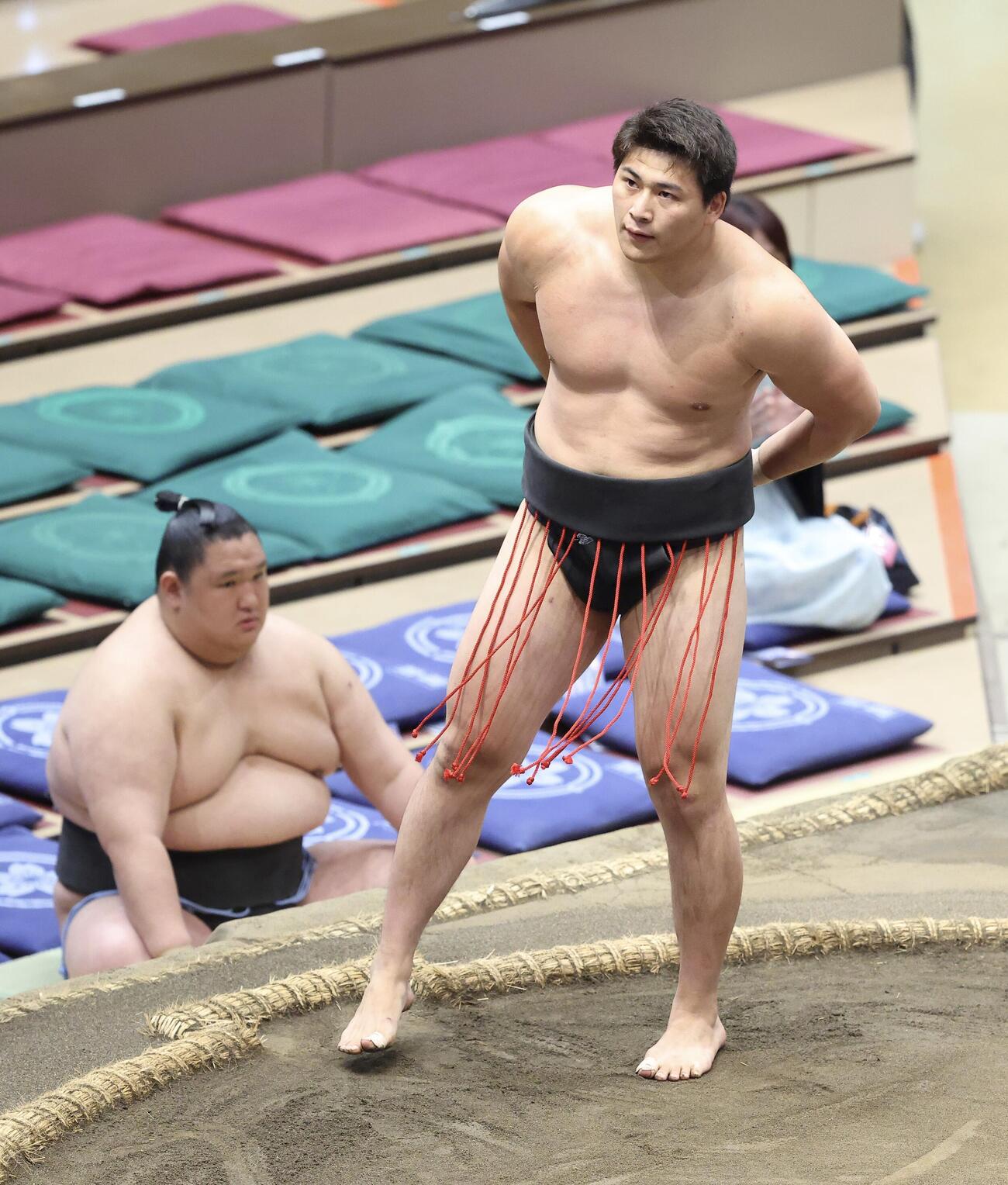 大相撲夏場所　11日目　旭富士に寄り切りで敗れる大森（撮影・河田真司）