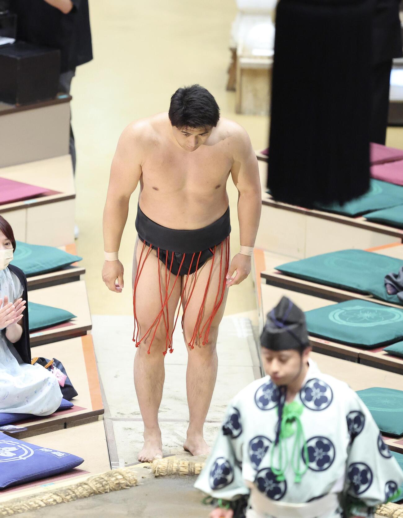 大相撲夏場所　11日目　旭富士に寄り切りで敗れ、花道から引き揚げる大森（撮影・河田真司）