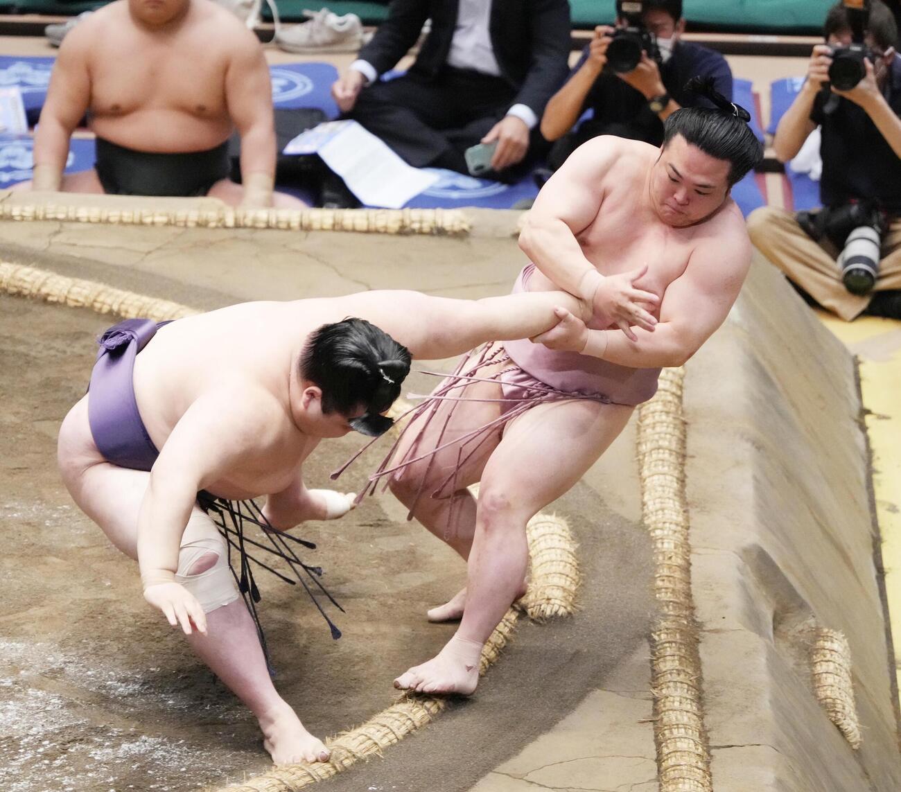 大相撲夏場所11日目　風賢央（左）は炎鵬を押し倒しで下す（撮影・小沢裕）　＝2026年5月20日