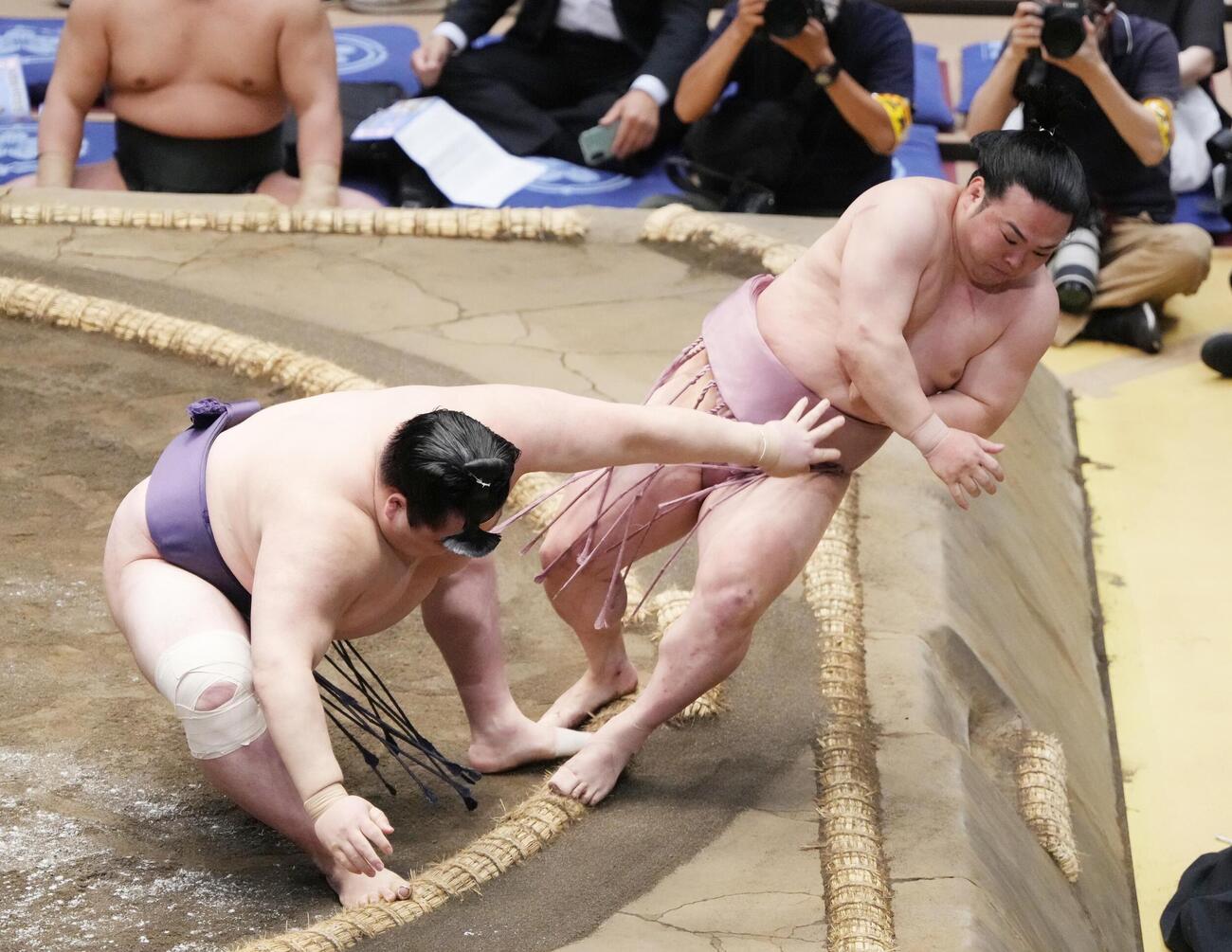 大相撲夏場所11日目　風賢央（左）は炎鵬を押し倒しで下す（撮影・小沢裕）　＝2026年5月20日
