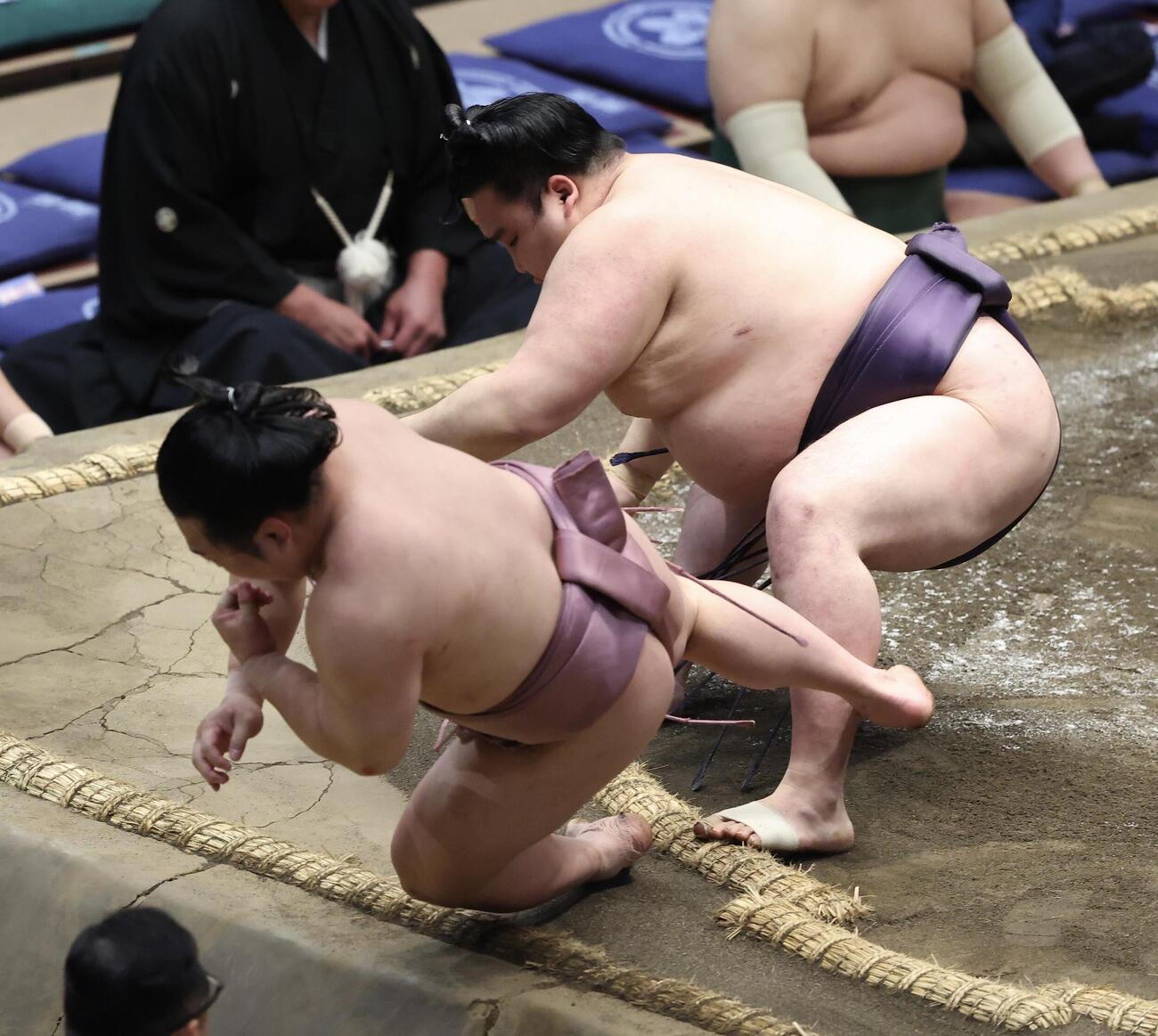大相撲夏場所　11日目　炎鵬（左）は風賢央に押し倒しで敗れる（撮影・河田真司）＝2026年5月20日