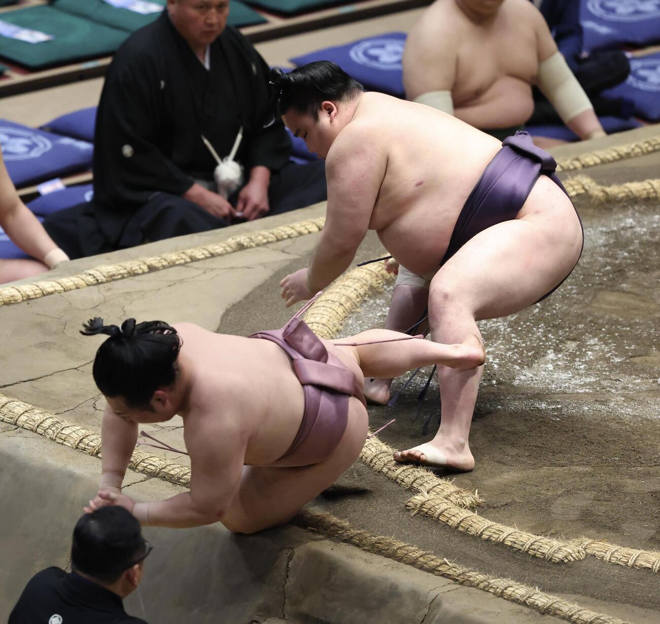 大相撲夏場所　11日目　炎鵬（左）は風賢央に押し倒しで敗れる（撮影・河田真司）＝2026年5月20日