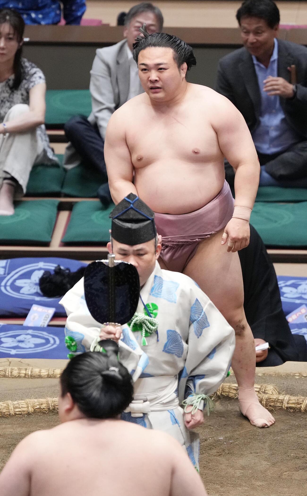 大相撲夏場所11日目　風賢央（手前）に押し倒しで敗れた炎鵬（撮影・小沢裕）　＝2026年5月20日