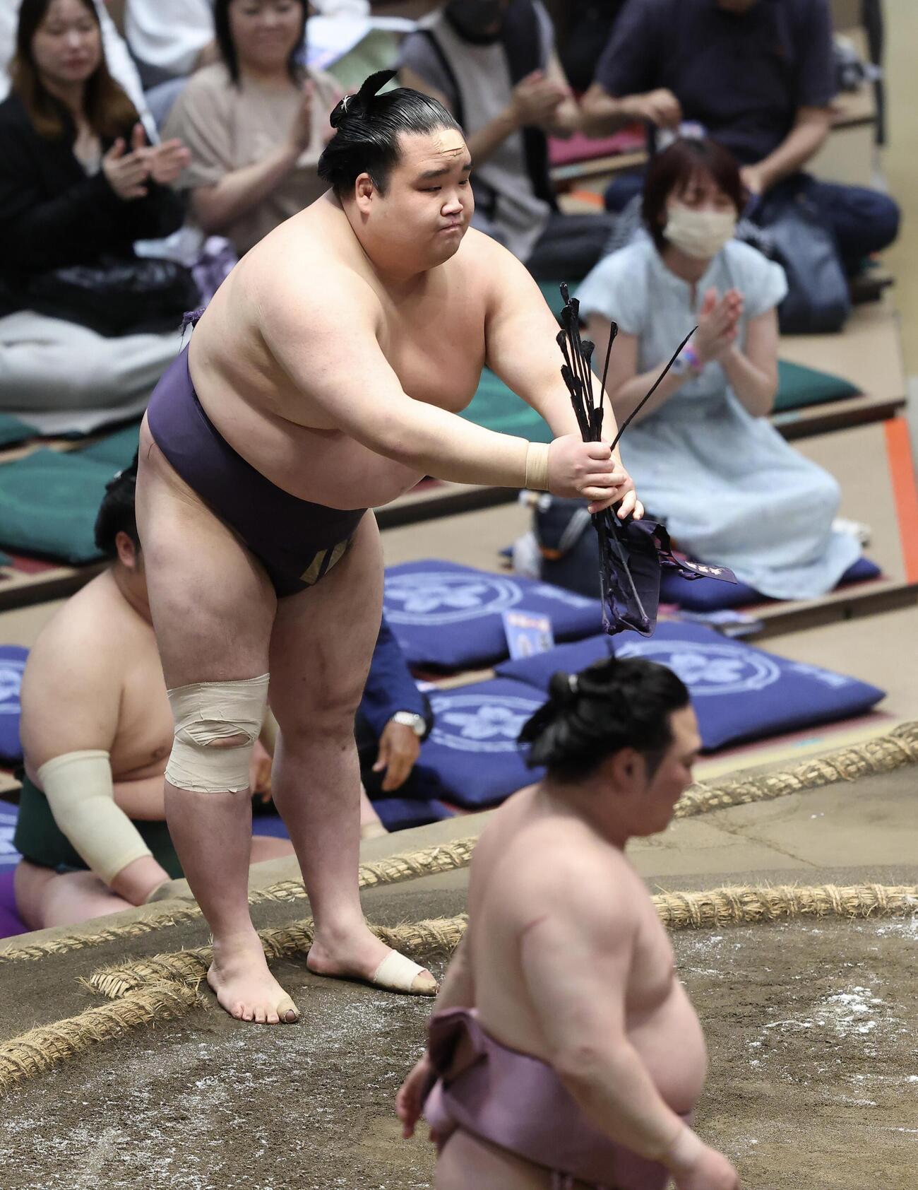 大相撲夏場所　11日目　炎鵬（手前）を押し倒しで破るは風賢央（撮影・河田真司）＝2026年5月20日