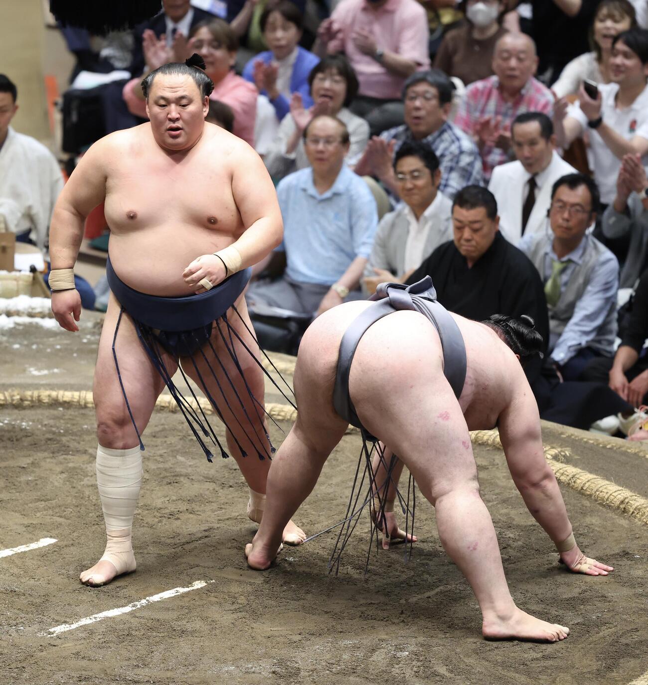 大相撲夏場所　11日目　金峰山（右）を突き落としで破る玉鷲（撮影・河田真司）