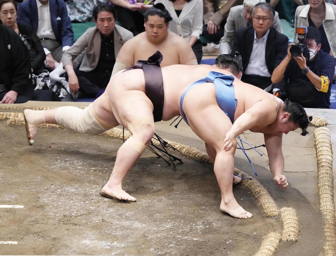 大相撲夏場所11日目　翔猿（右）は朝乃山を引き落としで破る（撮影・小沢裕）