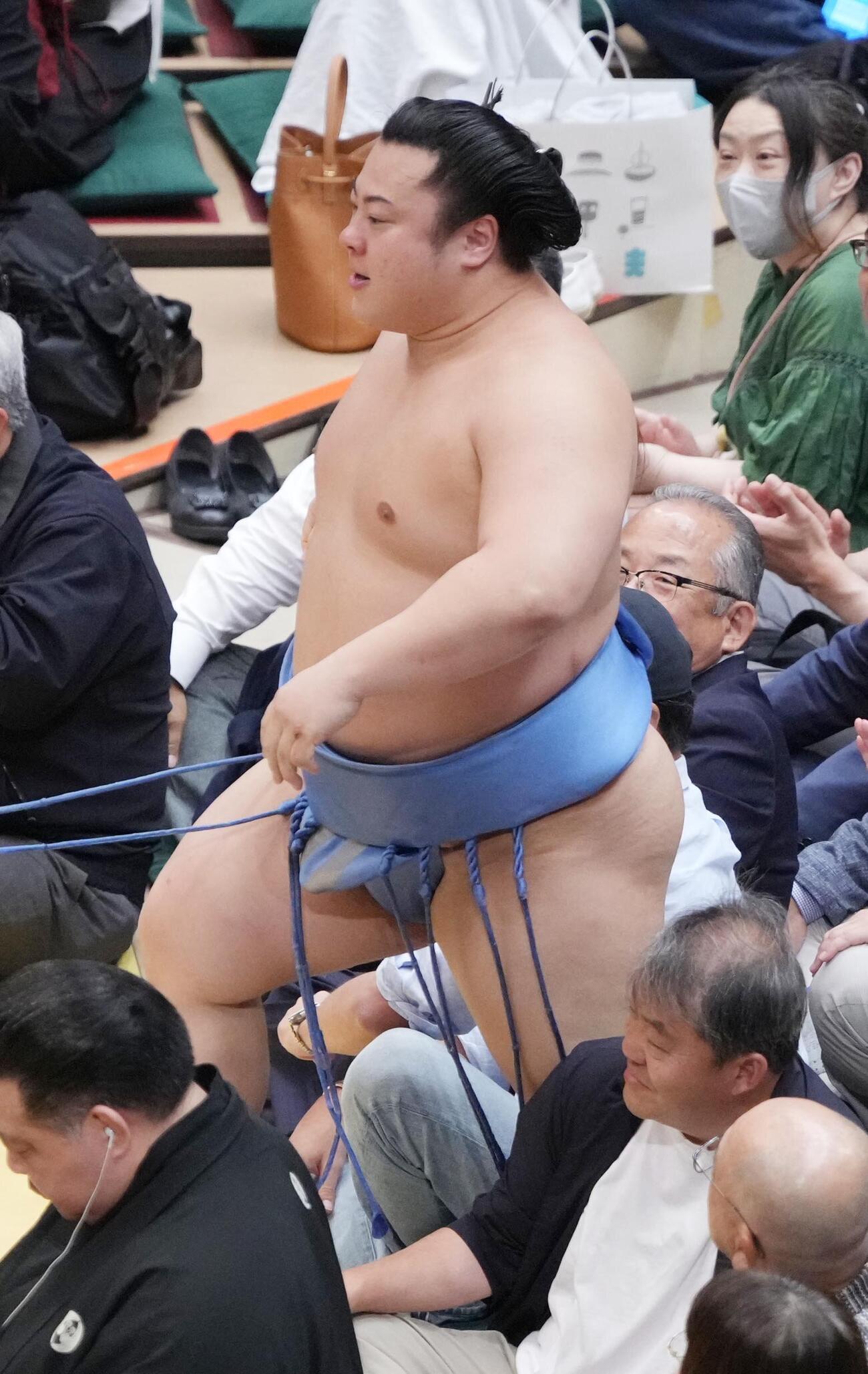 大相撲夏場所11日目　勢いのあまり飛び込んだ溜まり席から出てくる翔猿（撮影・小沢裕）