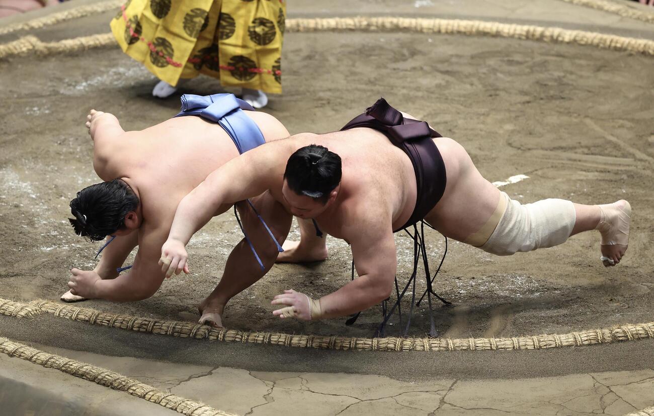 大相撲夏場所　11日目　翔猿（左）は朝乃山を引き落としで破る（撮影・河田真司）