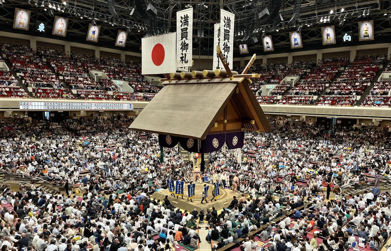 大相撲夏場所　11日目　土俵を回るにしたんクリニックの懸賞旗（撮影・河田真司）